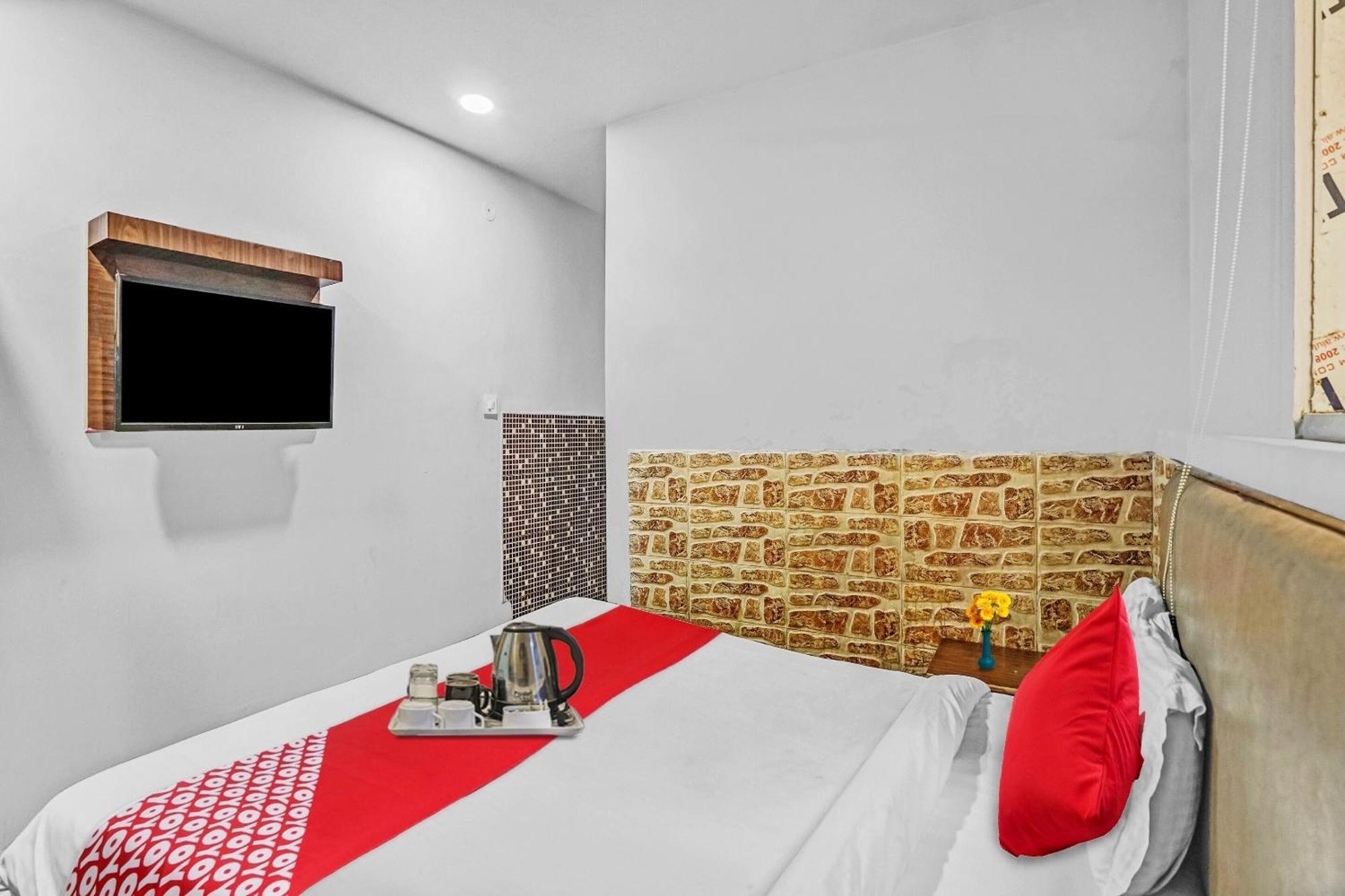 Hotel O M Stays Near Akshardham Нью-Дели Экстерьер фото